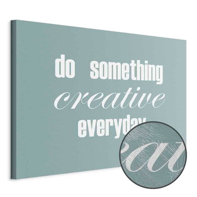 Schuin productaanzicht van Do something creative. Het motief loopt door over de randen van het canvas. Een ronde detailopname toont het reliëf van het geloppervlak.