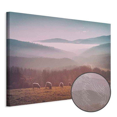 Schuin productaanzicht van Sheep in mountain landscape. Het motief loopt door over de randen van het canvas. Een ronde detailopname toont het reliëf van het geloppervlak.