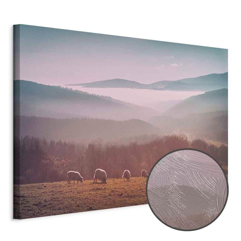 Produktvy av Sheep in mountain landscape. En rund detaljförstoring visar den strukturerade gelytan.