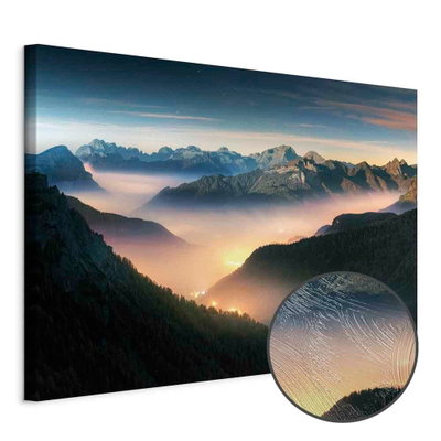 Schuin productaanzicht van Mountain breath wide -. Het motief loopt door over de randen van het canvas. Een ronde detailopname toont het reliëf van het geloppervlak.