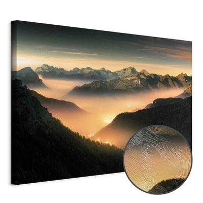 Schuin productaanzicht van Mountain breath wide - third. Het motief loopt door over de randen van het canvas. Een ronde detailopname toont het reliëf van het geloppervlak.
