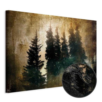 Schuin productaanzicht van Stately spruces wide. Het motief loopt door over de randen van het canvas. Een ronde detailopname toont het reliëf van het geloppervlak.