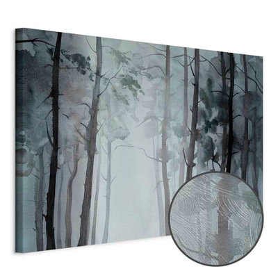 Schuin productaanzicht van Hazy forest wide. Het motief loopt door over de randen van het canvas. Een ronde detailopname toont het reliëf van het geloppervlak.