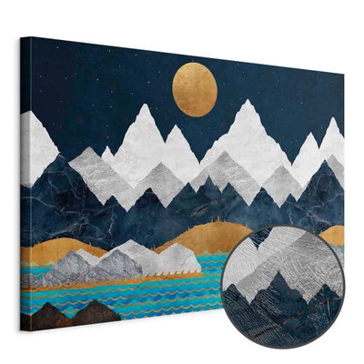 Schuin productaanzicht van Night in the mountains wide. Het motief loopt door over de randen van het canvas. Een ronde detailopname toont het reliëf van het geloppervlak.