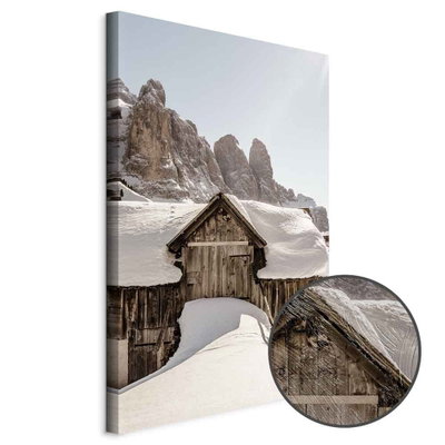 Schuin productaanzicht van Winter in the dolomites. Het motief loopt door over de randen van het canvas. Een ronde detailopname toont het reliëf van het geloppervlak.