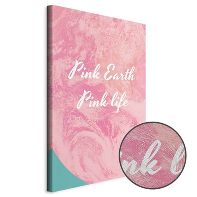 Schuin productaanzicht van Pink earth pink life. Het motief loopt door over de randen van het canvas. Een ronde detailopname toont het reliëf van het geloppervlak.