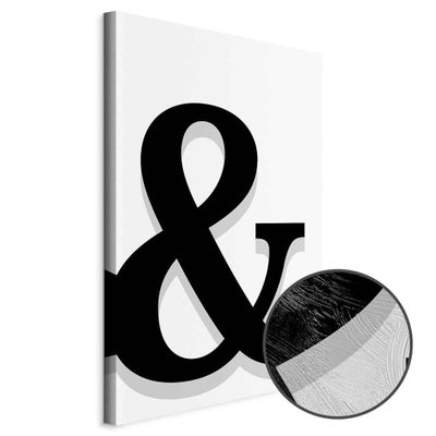 Schuin productaanzicht van Decorative letter. Het motief loopt door over de randen van het canvas. Een ronde detailopname toont het reliëf van het geloppervlak.