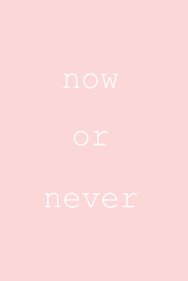 Vooraanzicht van Now or never. De volledige gedrukte compositie is te zien zonder het schuine productaanzicht of de detailopname van het geloppervlak.