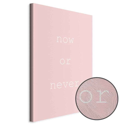 Schuin productaanzicht van Now or never. Het motief loopt door over de randen van het canvas. Een ronde detailopname toont het reliëf van het geloppervlak.