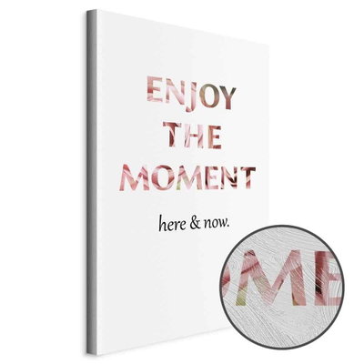 Schuin productaanzicht van Unique moment - english text. Het motief loopt door over de randen van het canvas. Een ronde detailopname toont het reliëf van het geloppervlak.