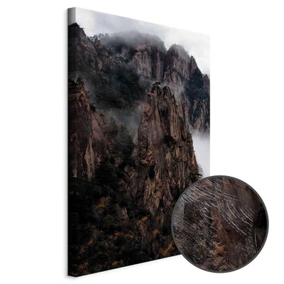 Schuin productaanzicht van Heart of mountain landscape. Het motief loopt door over de randen van het canvas. Een ronde detailopname toont het reliëf van het geloppervlak.