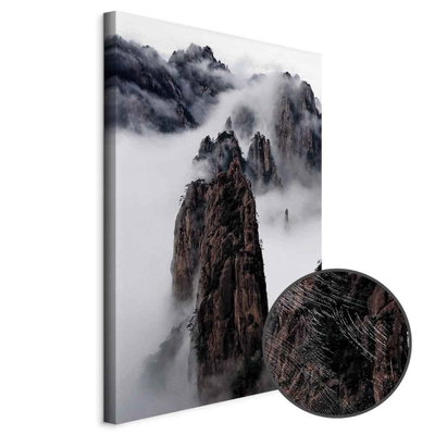 Schuin productaanzicht van High mountains in mist -. Het motief loopt door over de randen van het canvas. Een ronde detailopname toont het reliëf van het geloppervlak.