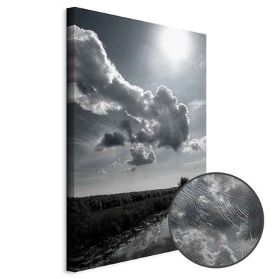 Schuin productaanzicht van Sun over clouds - sky. Het motief loopt door over de randen van het canvas. Een ronde detailopname toont het reliëf van het geloppervlak.