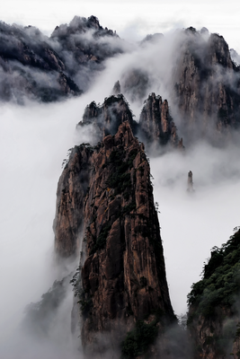 Vooraanzicht van High mountains in mist -. De volledige gedrukte compositie is te zien zonder het schuine productaanzicht of de detailopname van het geloppervlak.