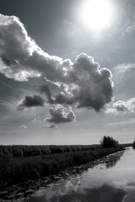Vooraanzicht van Sun over clouds - sky. De volledige gedrukte compositie is te zien zonder het schuine productaanzicht of de detailopname van het geloppervlak.