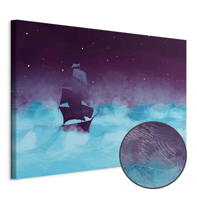 Schuin productaanzicht van Night waves wide - third. Het motief loopt door over de randen van het canvas. Een ronde detailopname toont het reliëf van het geloppervlak.