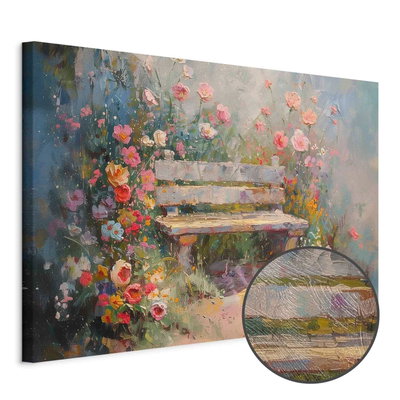 Schuin productaanzicht van Flowery bench -. Het motief loopt door over de randen van het canvas. Een ronde detailopname toont het reliëf van het geloppervlak.