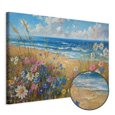 Schuin productaanzicht van Seascape wildflowers and a. Het motief loopt door over de randen van het canvas. Een ronde detailopname toont het reliëf van het geloppervlak.