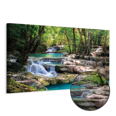 Schuin productaanzicht van Nature forest waterfall. Het motief loopt door over de randen van het canvas. Een ronde detailopname toont het reliëf van het geloppervlak.