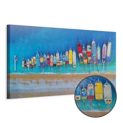 Schuin productaanzicht van Colourful boats narrow. Het motief loopt door over de randen van het canvas. Een ronde detailopname toont het reliëf van het geloppervlak.
