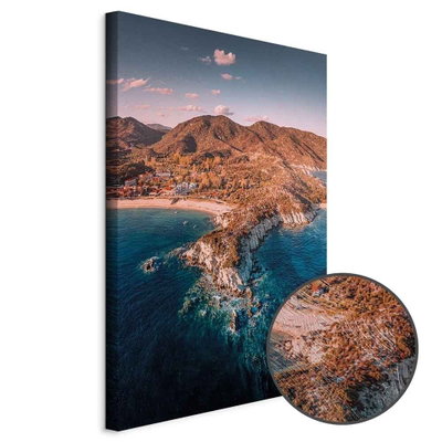 Schuin productaanzicht van Cliff in kalamitsi. Het motief loopt door over de randen van het canvas. Een ronde detailopname toont het reliëf van het geloppervlak.