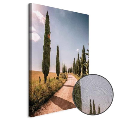 Schuin productaanzicht van Italian cypresses. Het motief loopt door over de randen van het canvas. Een ronde detailopname toont het reliëf van het geloppervlak.