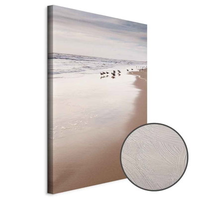 Schuin productaanzicht van Autumn beach. Het motief loopt door over de randen van het canvas. Een ronde detailopname toont het reliëf van het geloppervlak.