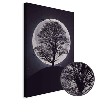 Schuin productaanzicht van Lone tree. Het motief loopt door over de randen van het canvas. Een ronde detailopname toont het reliëf van het geloppervlak.