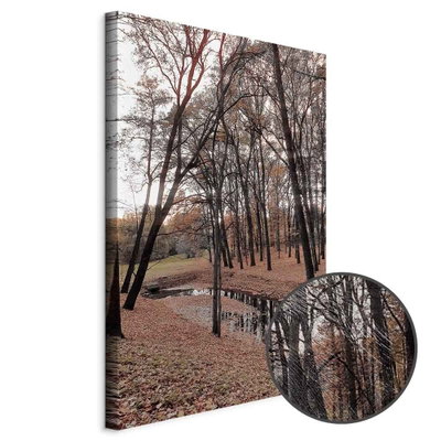 Schuin productaanzicht van Autumn walk. Het motief loopt door over de randen van het canvas. Een ronde detailopname toont het reliëf van het geloppervlak.