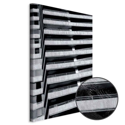 Schuin productaanzicht van Architectural raster. Het motief loopt door over de randen van het canvas. Een ronde detailopname toont het reliëf van het geloppervlak.
