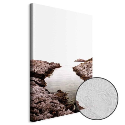 Schuin productaanzicht van Rocky harbor. Het motief loopt door over de randen van het canvas. Een ronde detailopname toont het reliëf van het geloppervlak.