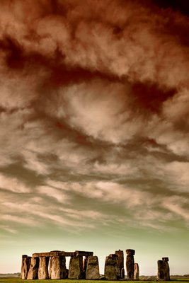 Vooraanzicht van Clouds over stonehenge. De volledige gedrukte compositie is te zien zonder het schuine productaanzicht of de detailopname van het geloppervlak.
