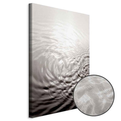 Schuin productaanzicht van Water surface. Het motief loopt door over de randen van het canvas. Een ronde detailopname toont het reliëf van het geloppervlak.