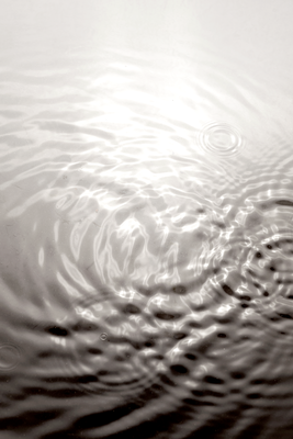 Vooraanzicht van Water surface. De volledige gedrukte compositie is te zien zonder het schuine productaanzicht of de detailopname van het geloppervlak.