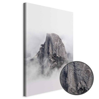 Schuin productaanzicht van Half dome. Het motief loopt door over de randen van het canvas. Een ronde detailopname toont het reliëf van het geloppervlak.