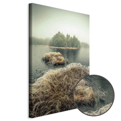 Schuin productaanzicht van Autumn in the wetlands. Het motief loopt door over de randen van het canvas. Een ronde detailopname toont het reliëf van het geloppervlak.