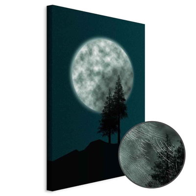 Schuin productaanzicht van Beautiful full moon. Het motief loopt door over de randen van het canvas. Een ronde detailopname toont het reliëf van het geloppervlak.