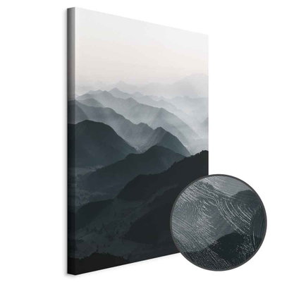 Schuin productaanzicht van Parallel ridges. Het motief loopt door over de randen van het canvas. Een ronde detailopname toont het reliëf van het geloppervlak.