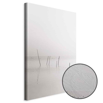 Schuin productaanzicht van Misty trail. Het motief loopt door over de randen van het canvas. Een ronde detailopname toont het reliëf van het geloppervlak.