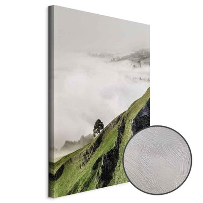 Schuin productaanzicht van Tree above clouds. Het motief loopt door over de randen van het canvas. Een ronde detailopname toont het reliëf van het geloppervlak.