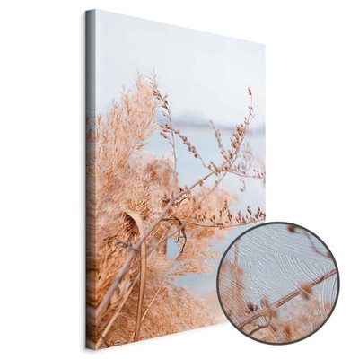 Schuin productaanzicht van Sophisticated twigs. Het motief loopt door over de randen van het canvas. Een ronde detailopname toont het reliëf van het geloppervlak.