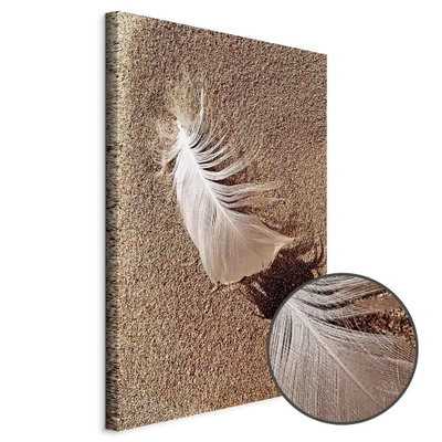 Schuin productaanzicht van Feather on the sand. Het motief loopt door over de randen van het canvas. Een ronde detailopname toont het reliëf van het geloppervlak.