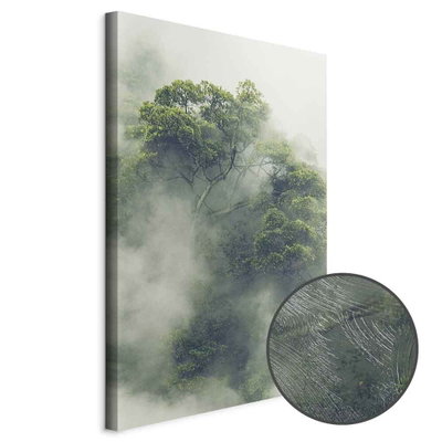 Schuin productaanzicht van Foggy amazon. Het motief loopt door over de randen van het canvas. Een ronde detailopname toont het reliëf van het geloppervlak.