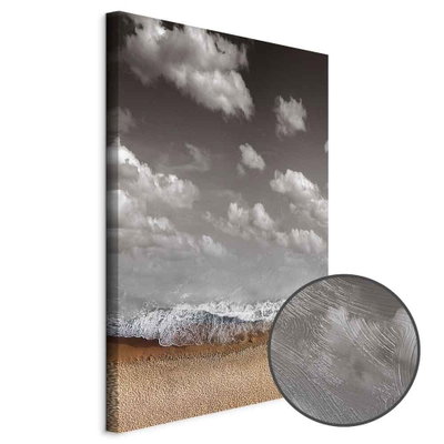 Schuin productaanzicht van Sky wave. Het motief loopt door over de randen van het canvas. Een ronde detailopname toont het reliëf van het geloppervlak.