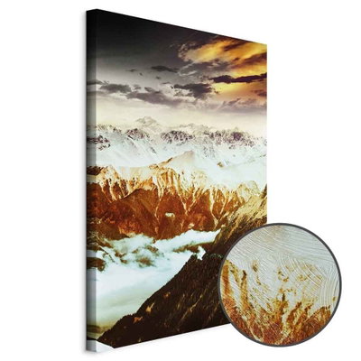 Schuin productaanzicht van Copper mountains. Het motief loopt door over de randen van het canvas. Een ronde detailopname toont het reliëf van het geloppervlak.