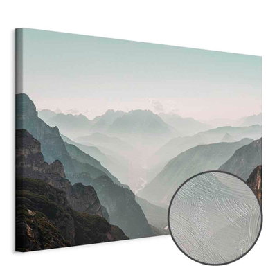 Schuin productaanzicht van Mountain horizon wide. Het motief loopt door over de randen van het canvas. Een ronde detailopname toont het reliëf van het geloppervlak.