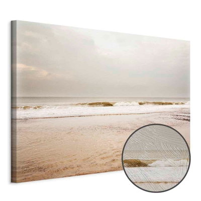 Schuin productaanzicht van Sea after storm wide. Het motief loopt door over de randen van het canvas. Een ronde detailopname toont het reliëf van het geloppervlak.