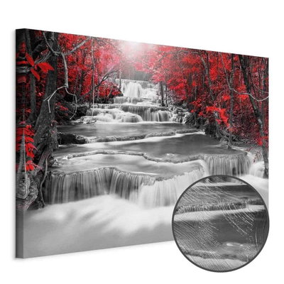 Schuin productaanzicht van Cascade of thoughts wide red. Het motief loopt door over de randen van het canvas. Een ronde detailopname toont het reliëf van het geloppervlak.