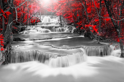 Vooraanzicht van Cascade of thoughts wide red. De volledige gedrukte compositie is te zien zonder het schuine productaanzicht of de detailopname van het geloppervlak.