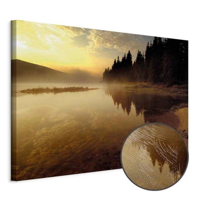 Schuin productaanzicht van Autumn evening wide. Het motief loopt door over de randen van het canvas. Een ronde detailopname toont het reliëf van het geloppervlak.